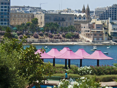 Сад Джнин Индепенденца, пляж Эксайлз (ниже), Слима, Мальта